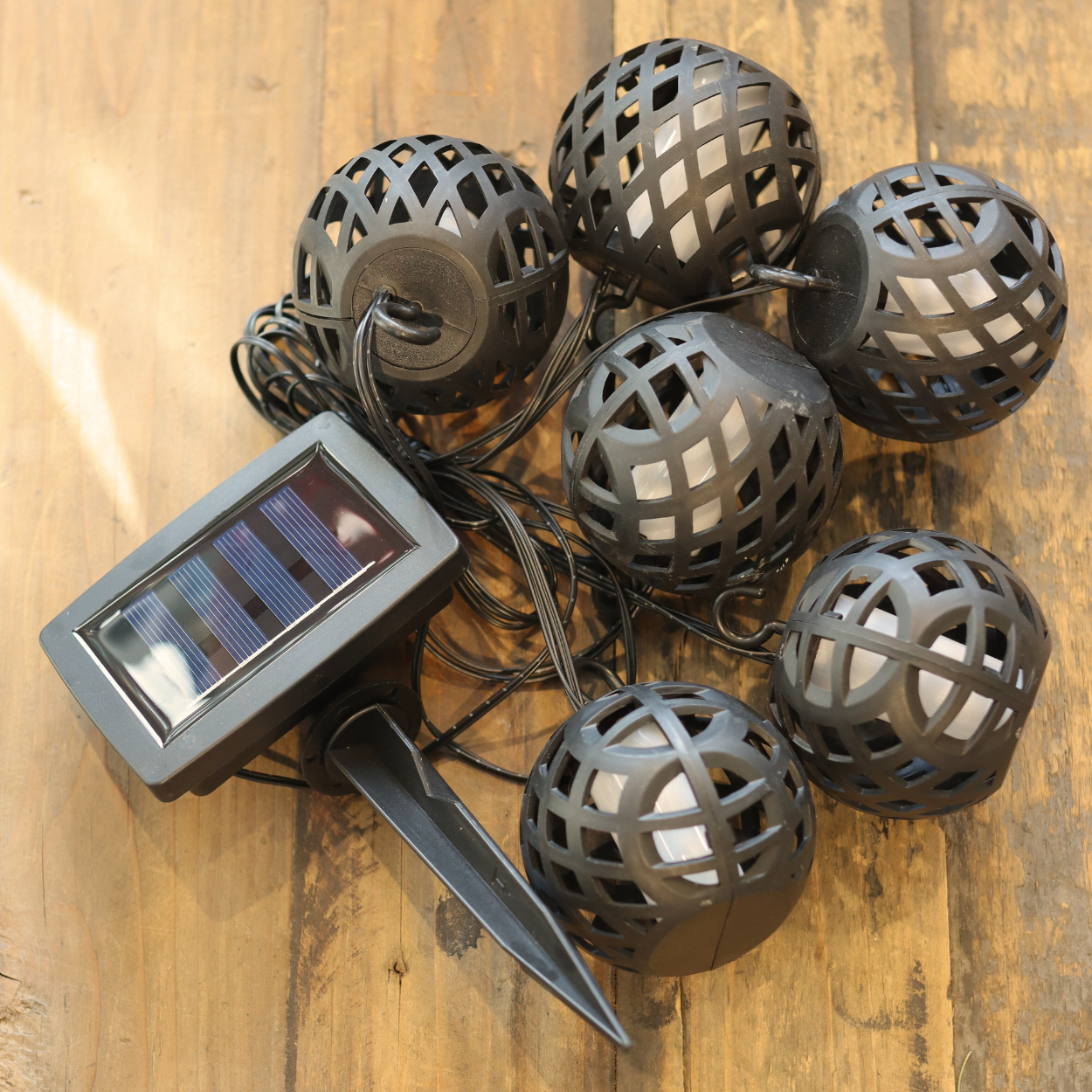 LED-Solar-Lichterkette mit 6 FLAME-Kugeln