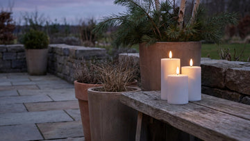 weiße led-kerzen mit 3d-flamme auf holztablett im wohnzimmer