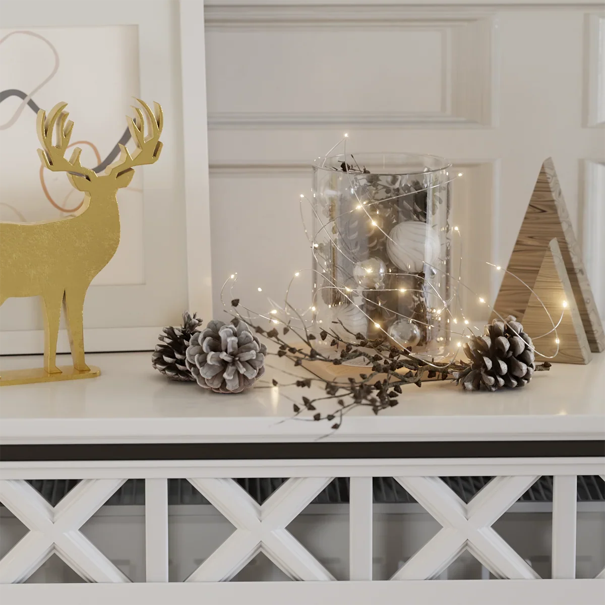Lichterkette mit Draht und kleinen LED-Lichtern um Glasvase mit Christbaumkugeln und Zapfen auf weißem Sideboard