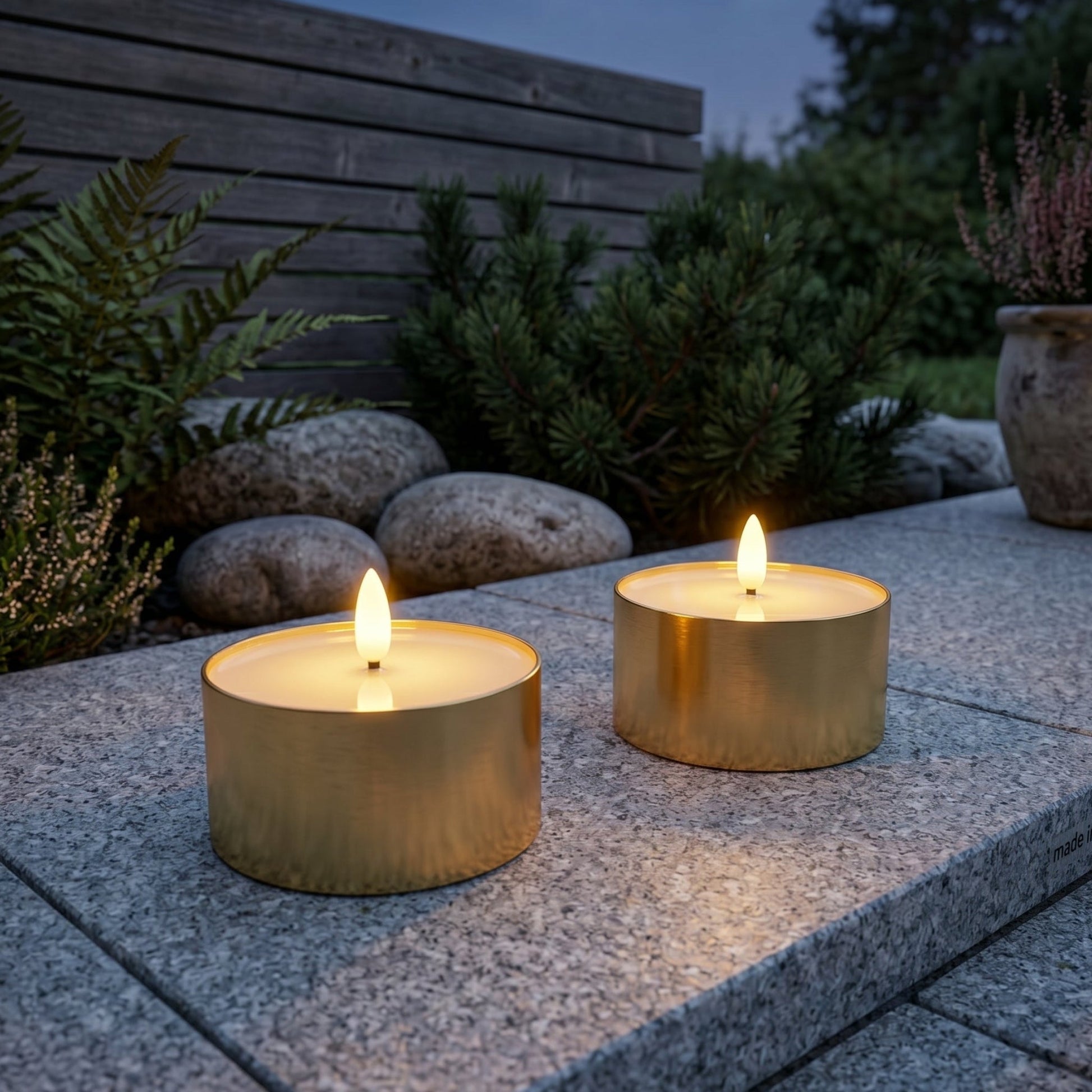 Outdoor LED Jumbo Teelichter 2er-Pack - Realistische 3D-Flamme - Messing
