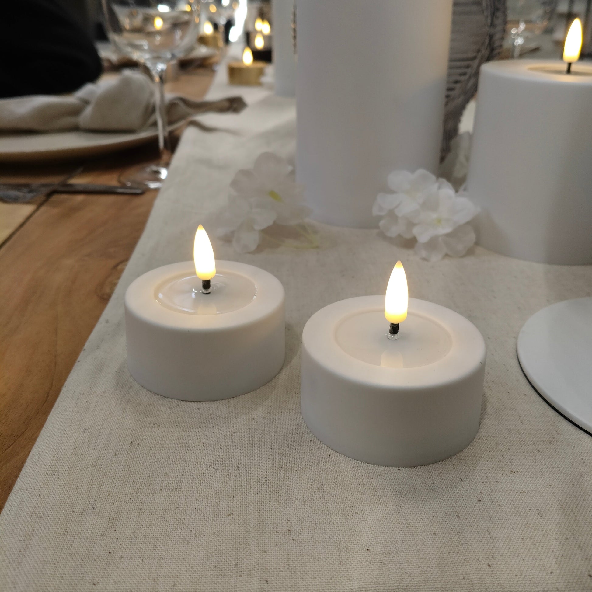 Outdoor LED Teelichter 2er-Set – Real Flame Tealights von Deluxe Homeart