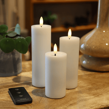 Weißes LED-Kerzen-Set mit 3 Stumpenkerzen und Fernbedienung