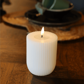LED Kerze Gerillt D8 x 10 cm - Echtwachs - 3D Flamme