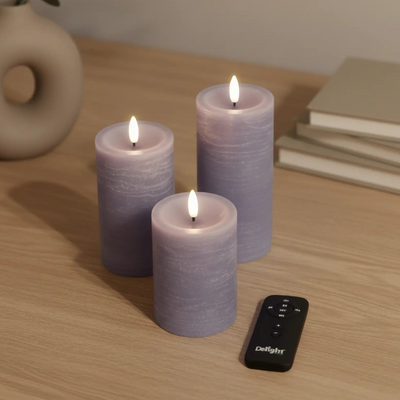 3er-Set LED Stumpenkerzen innen – Helles Violett mit Fernbedienung & realistischer 3D-Flamme Deluxe Homeart