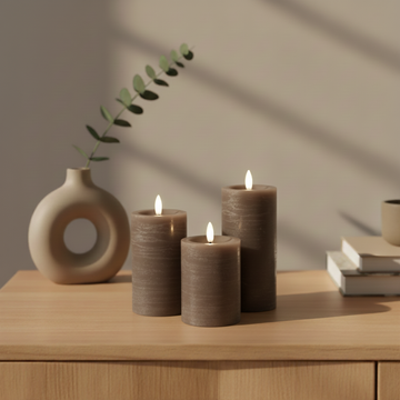 3er-Set LED Stumpenkerzen innen – Mokka mit Fernbedienung & realistischer 3D-Flamme