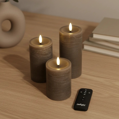 3er-Set LED Stumpenkerzen innen – Mokka mit Fernbedienung & realistischer 3D-Flamme Deluxe Homeart