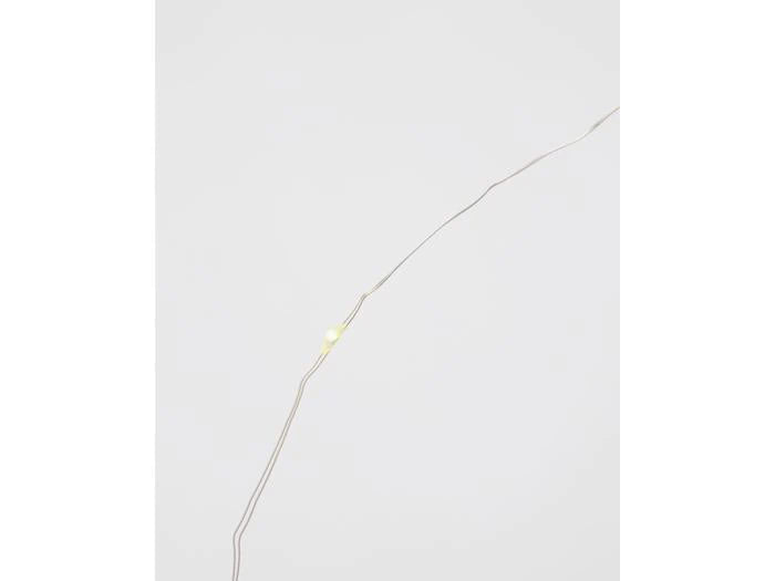 Nahaufnahme des dünnen Silberdrahts mit einer kleinen LED