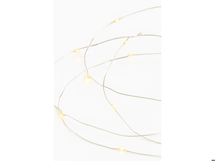 Leuchtende silberfarbene Lichterkette mit warmem LED-Licht als Weihnachtsbeleuchtung