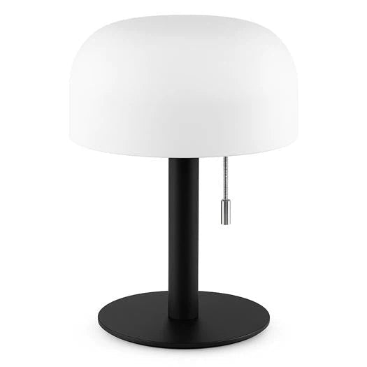 Schwarze Tischlampe mit weißem runden Schirm und Zugschnur vor weißem Hintergrund