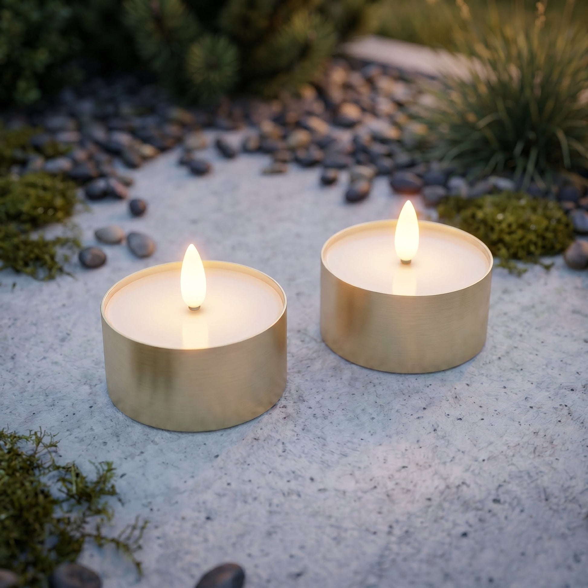 Outdoor LED Jumbo Teelichter 2er-Pack - Realistische 3D-Flamme - Messing
