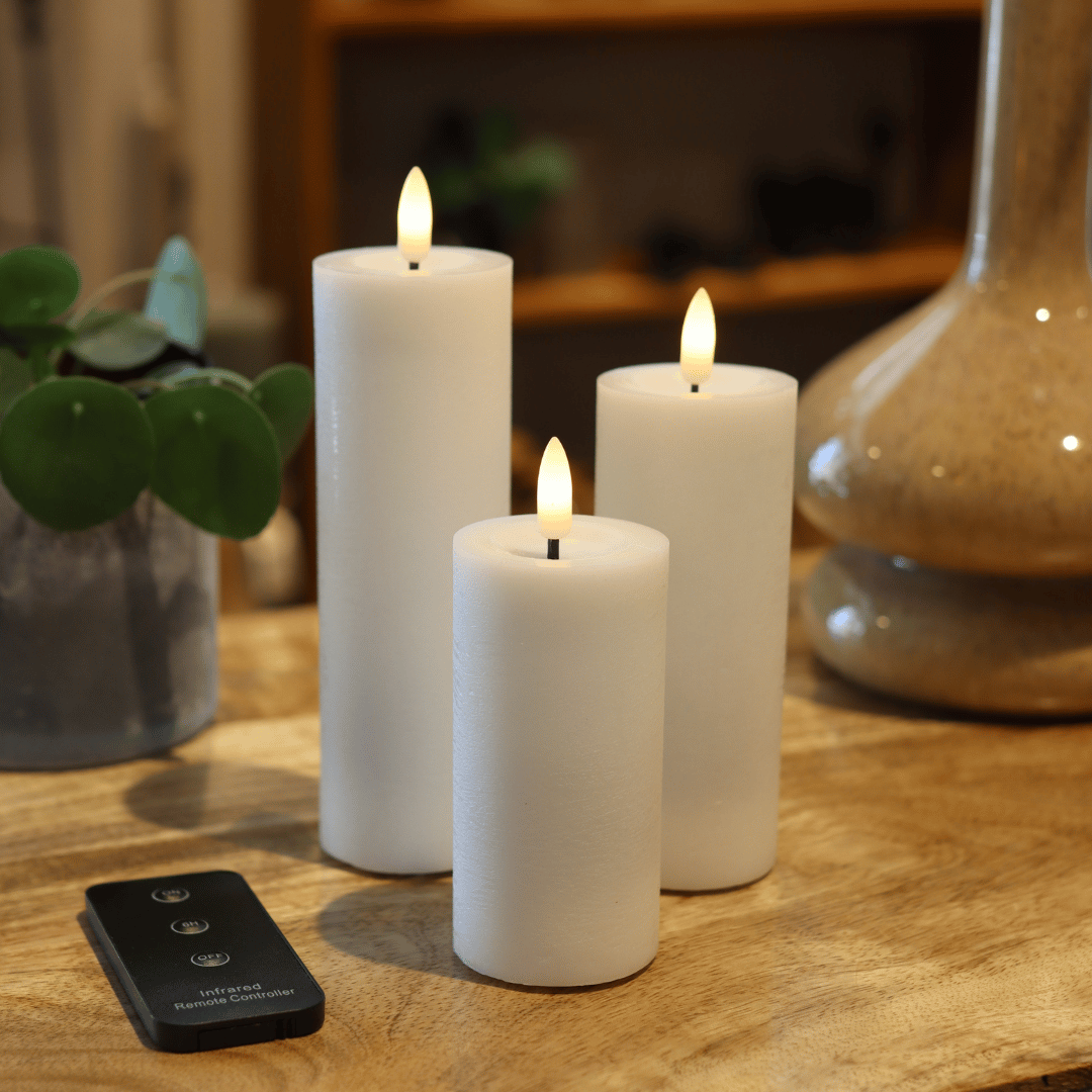 Weißes LED-Kerzen-Set mit 3 Stumpenkerzen und Fernbedienung - Nordicflame-de