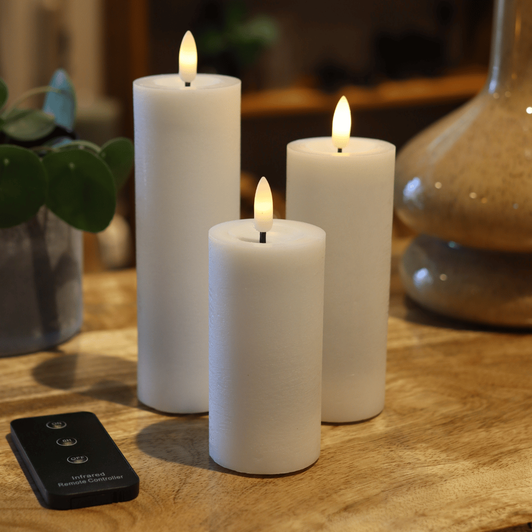 Weißes LED-Kerzen-Set mit 3 Stumpenkerzen und Fernbedienung - Nordicflame-de