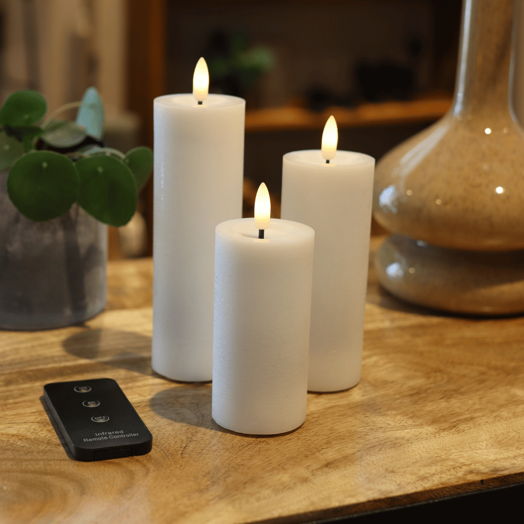Weißes LED-Kerzen-Set mit 3 Stumpenkerzen und Fernbedienung - Nordicflame-de